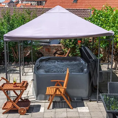 - - S Vinnym Sklepem Venuse 3*