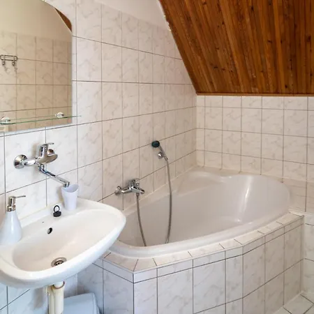 - - S Vinnym Sklepem Venuse 3* Mikulov