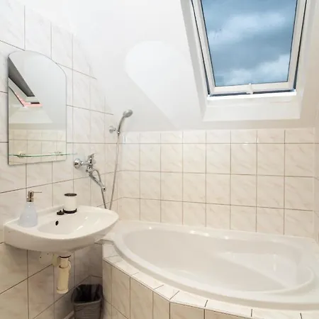 - - S Vinnym Sklepem Venuse 3* Mikulov