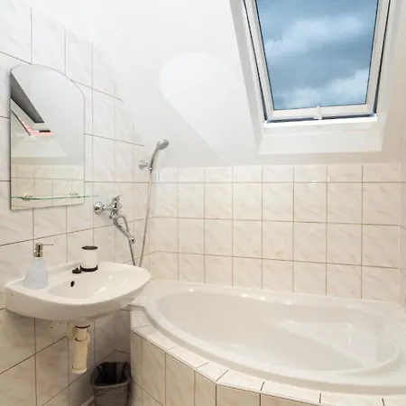 - - S Vinnym Sklepem Venuse 3* Mikulov