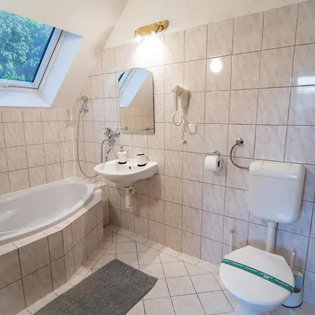 Hotel - - S Vinnym Sklepem Venuse