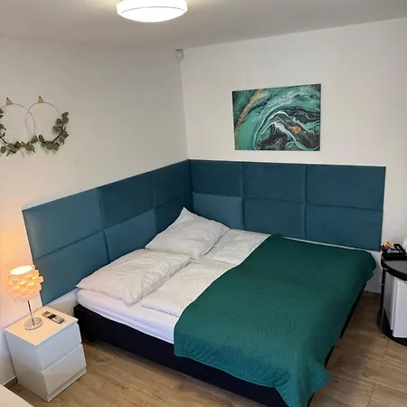 - - S Vinnym Sklepem Venuse Hotel 3*