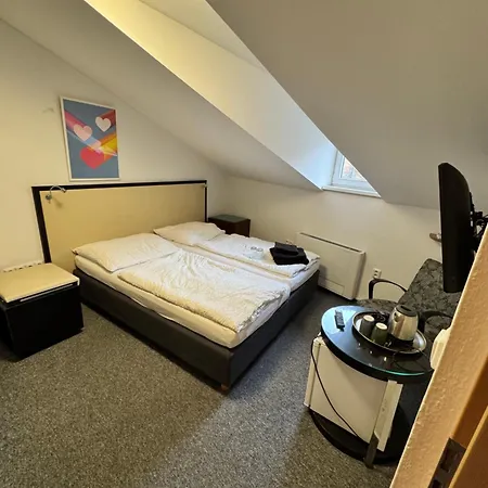 - - S Vinnym Sklepem Venuse 3*