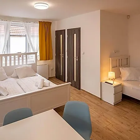- - S Vinným Sklepem Venuše Hotel Mikulov