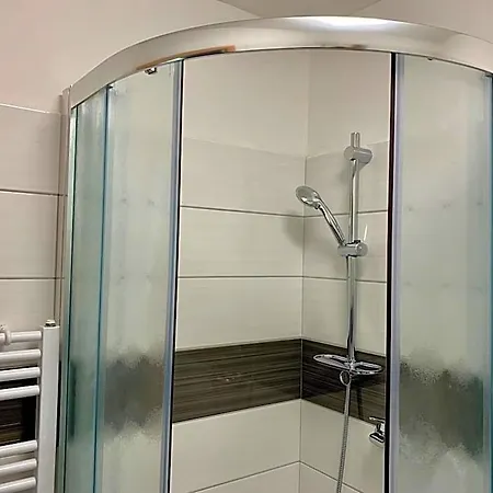 - - S Vinnym Sklepem Venuse Hotel 3*