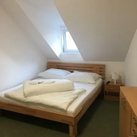 Hotel - - S Vinnym Sklepem Venuse
